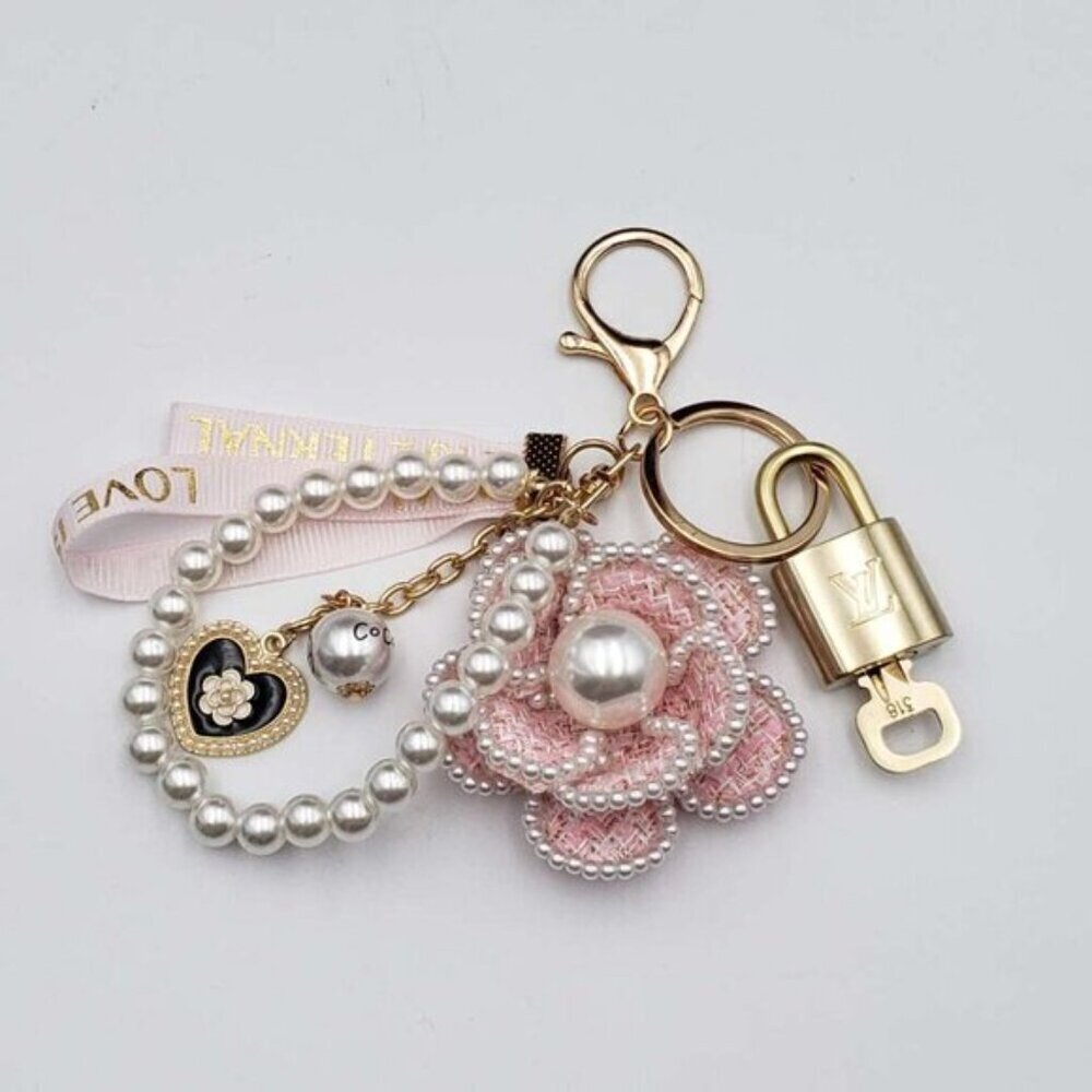 LV Authentic Gold Padlock 🔒 Key Set w/ Unbranded Flower Keychain Charm